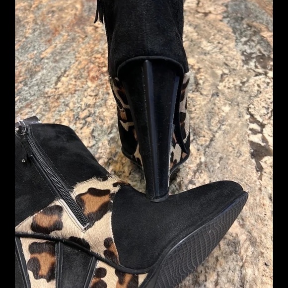 Gorgeous STUART WEITZMAN "Partnership" Black/Leopard Wedge Runway Boots size 7 - Picture 8 of 8